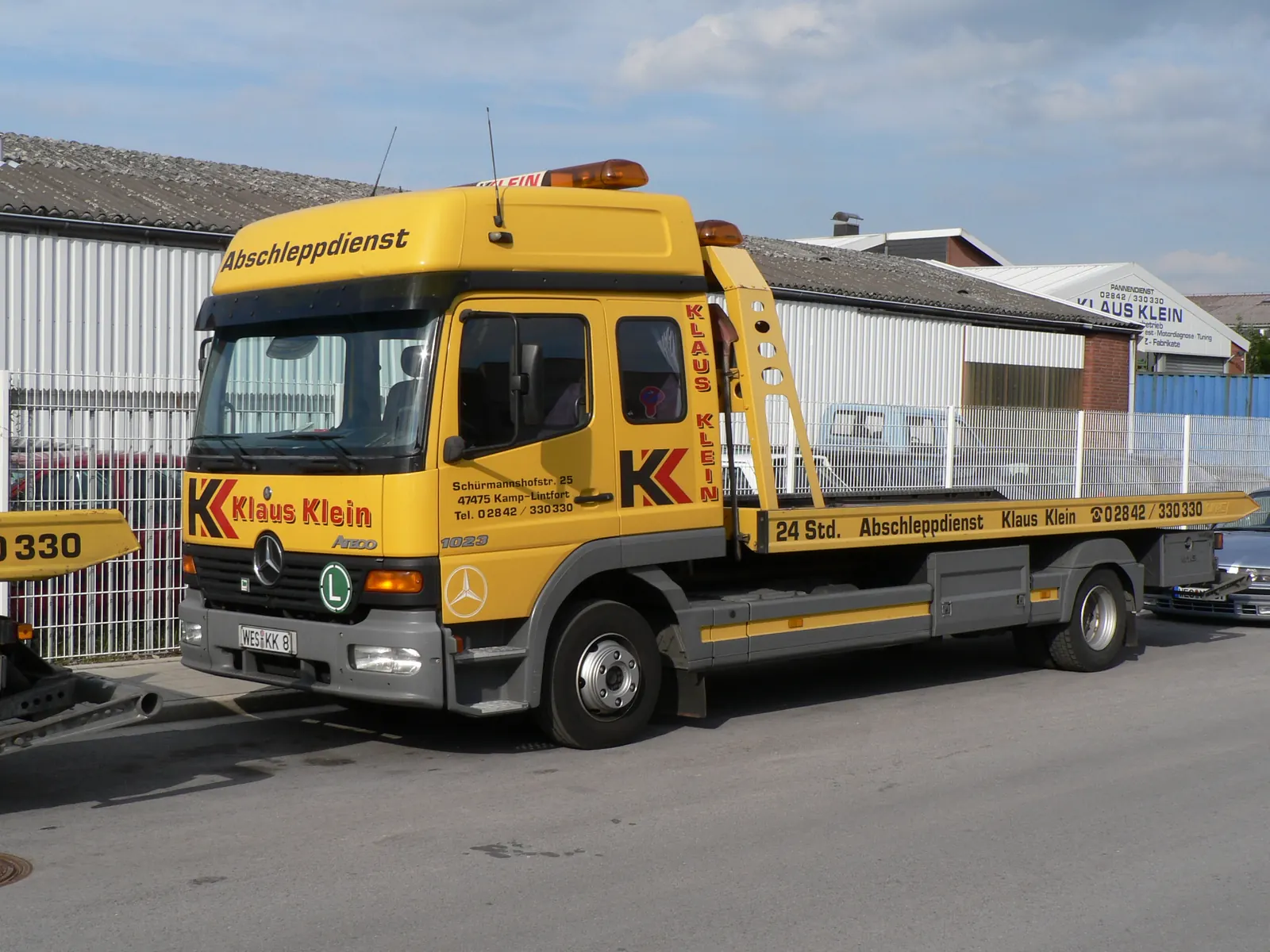 Gelber Mercedes Atego Abschleppwagen mit Aufschrift Klaus Klein
