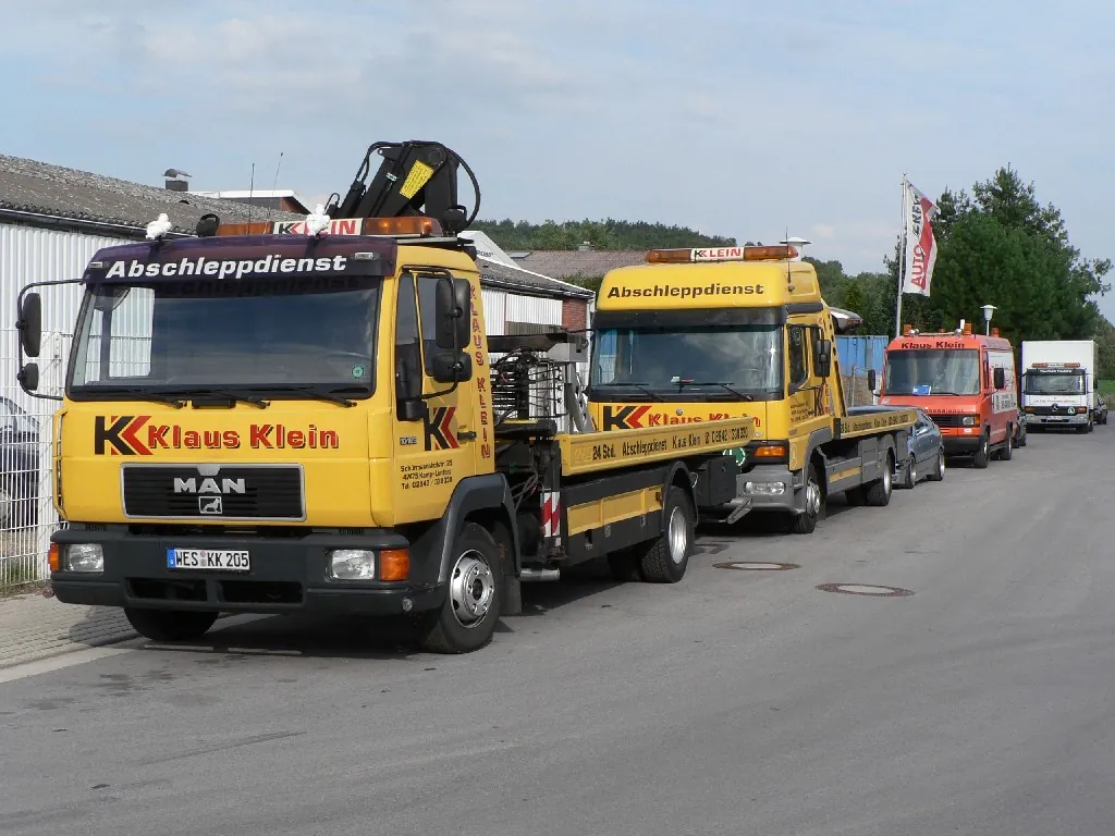 MAN Abschleppwagen mit Bergekran, dahinter ein zweiter Abschleppwagen